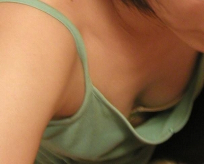 【エロ画像】女の子たちの楽しい＆恥ずかしいおっぱいポロリ乳首チラハプニング画像集めてみましたＷＷ 15