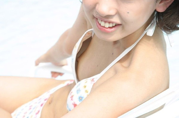 【エロ画像】真夏の定番！！女性達の水着ハプニング画像集めてみましたｗ 21
