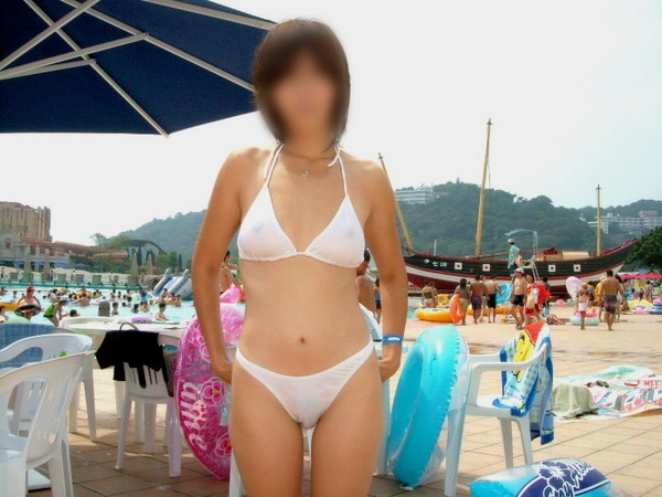 【エロ画像】真夏の定番！！女性達の水着ハプニング画像集めてみましたｗ 04