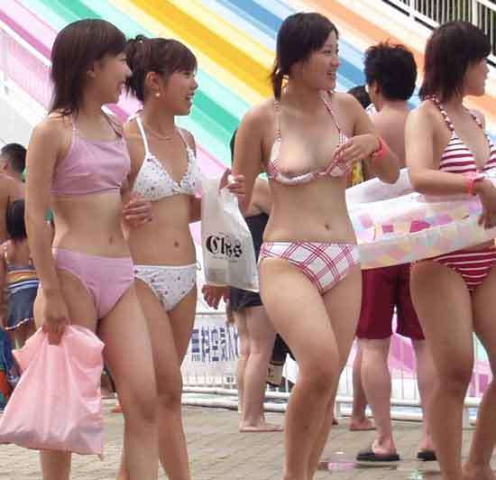 【エロ画像】真夏の定番！！女性達の水着ハプニング画像集めてみましたｗ 08