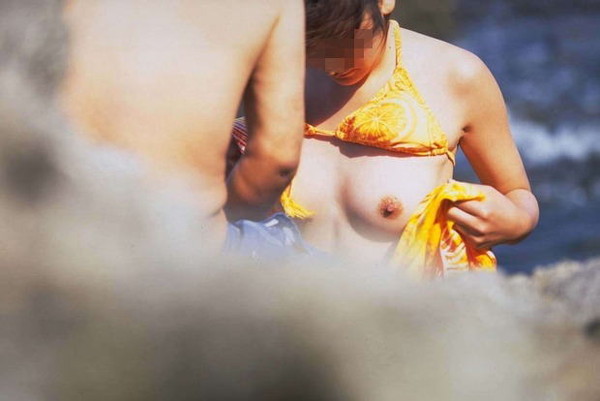 【エロ画像】真夏の定番！！女性達の水着ハプニング画像集めてみましたｗ 12