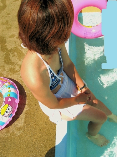 【エロ画像】真夏の定番！！女性達の水着ハプニング画像集めてみましたｗ 15