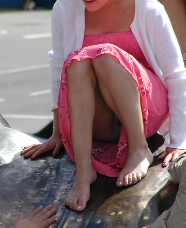 【パンチラエロ画像】女の子達がミニスカートの時に座っていると起こってしまうハプニング画像を集めてみました 01