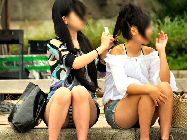 【パンチラエロ画像】女の子達がミニスカートの時に座っていると起こってしまうハプニング画像を集めてみました 16