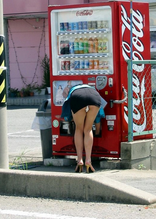 【パンチラ画像】街中でミニスカート歩いている女の子が前屈みになった結果ｗ 19