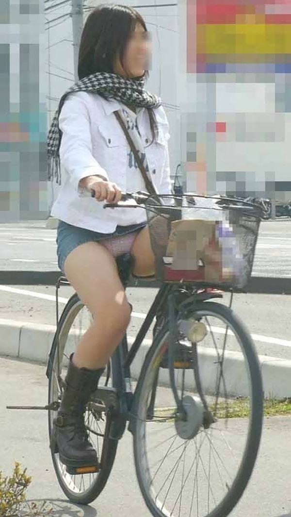 【パンチラ画像】女の子達が自転車を乗る時にミニスカートだとハプニングの嵐ですｗｗ 12