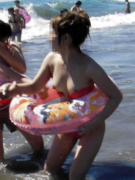 【ハプニング画像】やらかした―！！海から出てきたらオッパイぽろってるじゃねえかｗｗこちらのお姉さんマン毛はみでてるよｗｗ 13