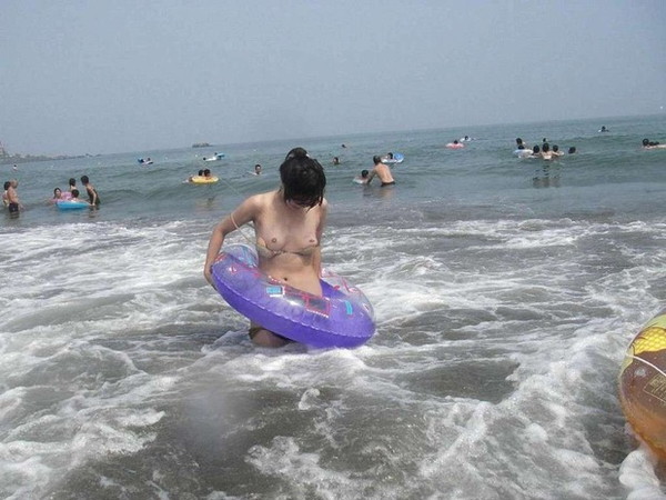 【ハプニング画像】やらかした―！！海から出てきたらオッパイぽろってるじゃねえかｗｗこちらのお姉さんマン毛はみでてるよｗｗ 14