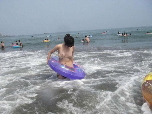 【ポロリ画像】ビーチでビーチク晒してるレディー達とお毛毛がでちゃってるレディーｗ 16