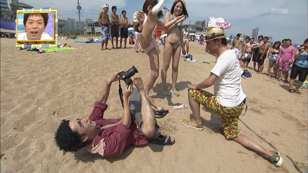【放送事故画像】カメラの前で股を広げる女達の股の隙間が気になる！ 09