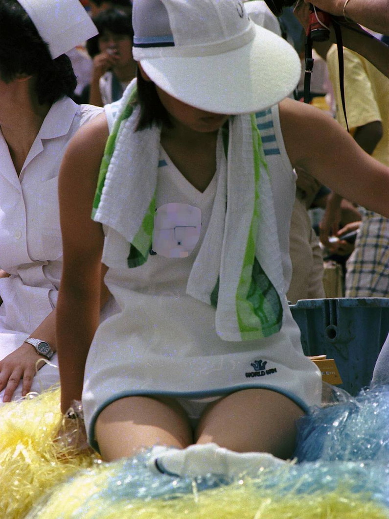 【甲子園エロ画像】この時期甲子園のスタンドはJKのパンツや透けブラが見放題になるｗｗ 17