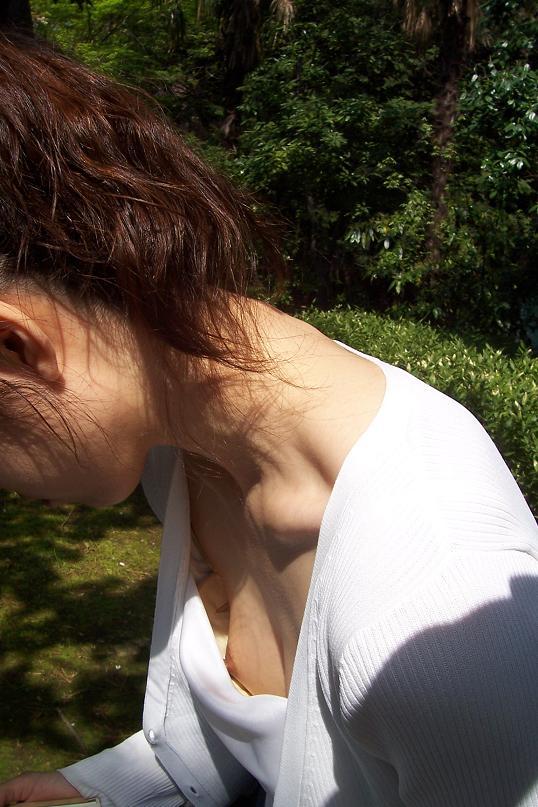 【乳首チラ画像】夏の薄着の女性は良く見たら乳首まで見えちゃってる人多すぎでしょｗｗ 17