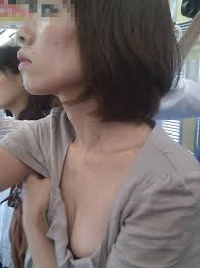 【乳首チラ画像】夏の薄着の女性は良く見たら乳首まで見えちゃってる人多すぎでしょｗｗ 24