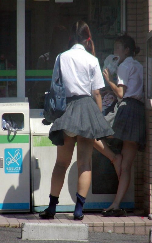 【パンチラハプニング画像】JKのスカートが風でめくれあがって大変な事になってるぞｗｗ 05