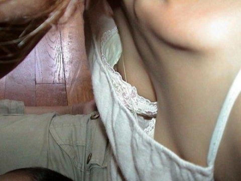 【ポロリ画像】素人娘達が乳首まで見えてるもんだから思わず撮ってやったｗｗ 18