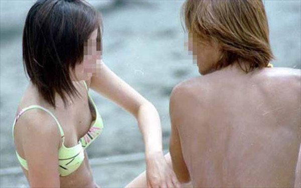 【ポロリ画像】日本人と外人どっちの乳首ポロリが好きですか？ｗｗ 03