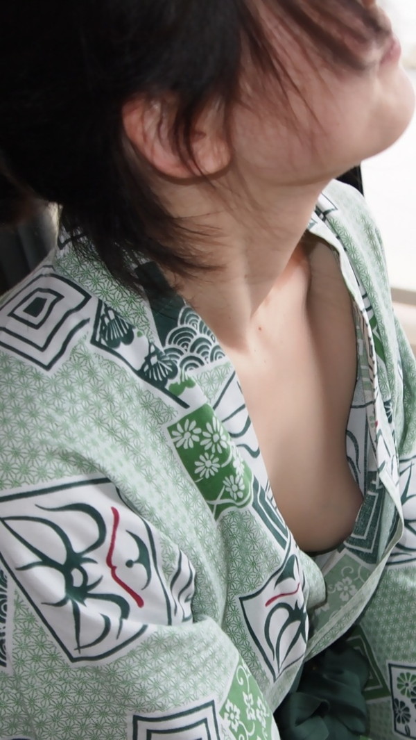 【ポロリ画像】日本人のチラッと見える乳首と外人のガッツリ見える乳首、どっちが好き？ｗｗ 02