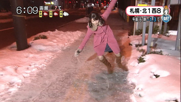 【放送事故画像】札幌放送の女子アナがこけた～！の瞬間にパンチラ！？ｗｗｗ（GIFあり） 04
