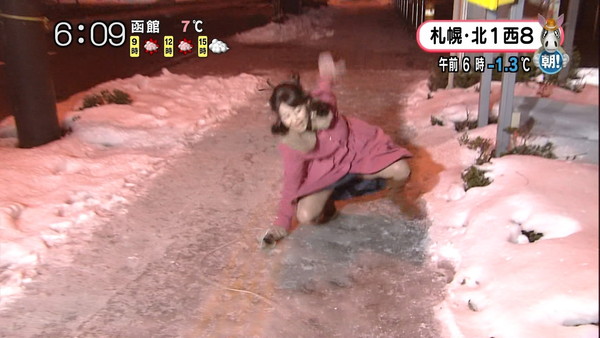 【放送事故画像】札幌放送の女子アナがこけた～！の瞬間にパンチラ！？ｗｗｗ（GIFあり） 05