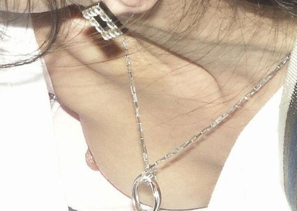 【素人ポロリ画像】ユルユルの胸元覗いて見たら乳首まで見えちゃってるよｗｗｗ 12