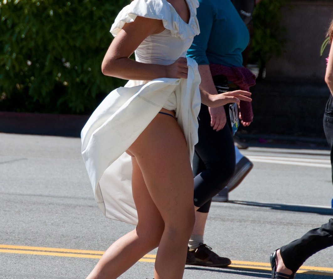 Молодая блудница задирает белую юбку