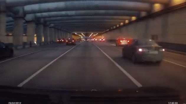 【衝撃GIF画像】悪質ドライバーに天中が下る！ドラレコが捉えた衝撃映像！ 03