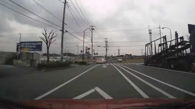 【衝撃GIF画像】悪質ドライバーに天中が下る！ドラレコが捉えた衝撃映像！ 04