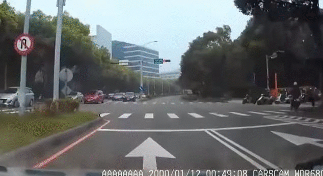 【衝撃GIF画像】悪質ドライバーに天中が下る！ドラレコが捉えた衝撃映像！ 11