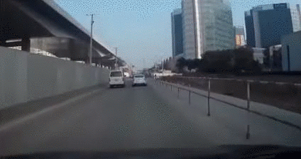 【衝撃GIF画像】悪質ドライバーに天中が下る！ドラレコが捉えた衝撃映像！ 13