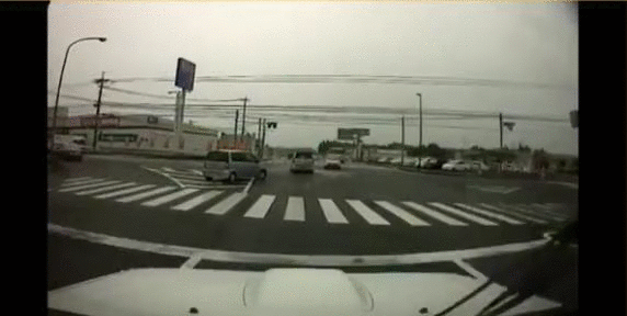 【衝撃GIF画像】悪質ドライバーに天中が下る！ドラレコが捉えた衝撃映像！ 15