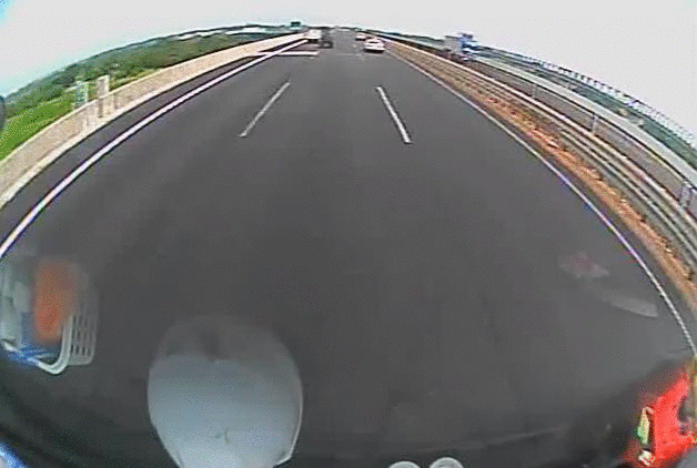 【衝撃GIF画像】悪質ドライバーに天中が下る！ドラレコが捉えた衝撃映像！ 16