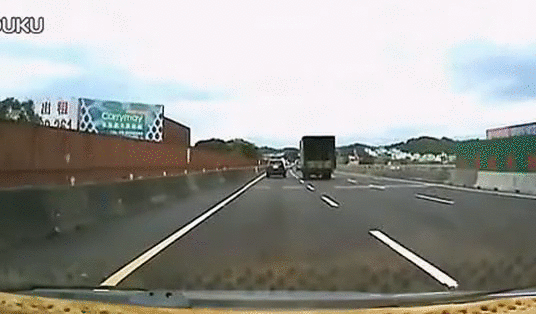 【衝撃GIF画像】悪質ドライバーに天中が下る！ドラレコが捉えた衝撃映像！ 24