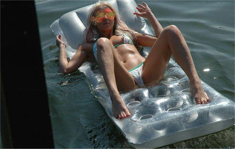 【ポロリ画像】今年の夏ももぉそろそろ！水着から飛び出る乳首に注意ｗｗｗ